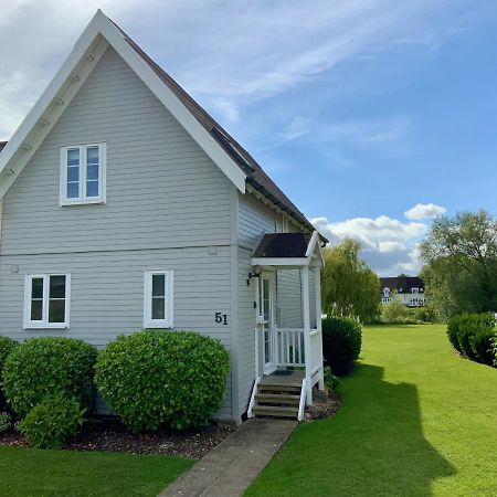 'That One' Our Cotswold Lakeside Lodge Cirencester Εξωτερικό φωτογραφία