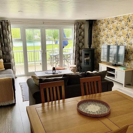 'That One' Our Cotswold Lakeside Lodge Cirencester Εξωτερικό φωτογραφία