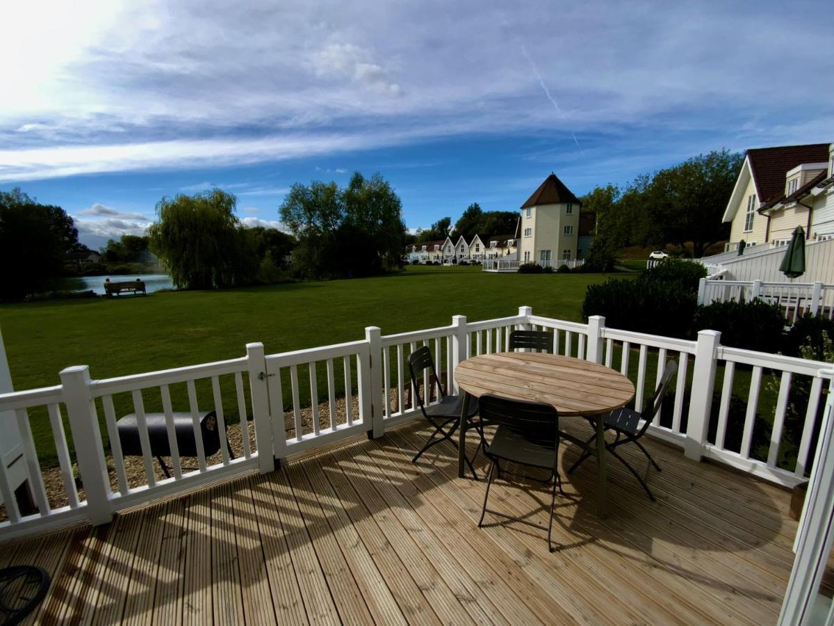 'That One' Our Cotswold Lakeside Lodge Cirencester Εξωτερικό φωτογραφία