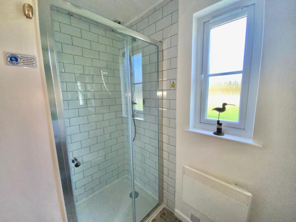 'That One' Our Cotswold Lakeside Lodge Cirencester Εξωτερικό φωτογραφία