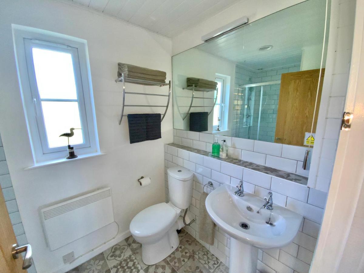 'That One' Our Cotswold Lakeside Lodge Cirencester Εξωτερικό φωτογραφία