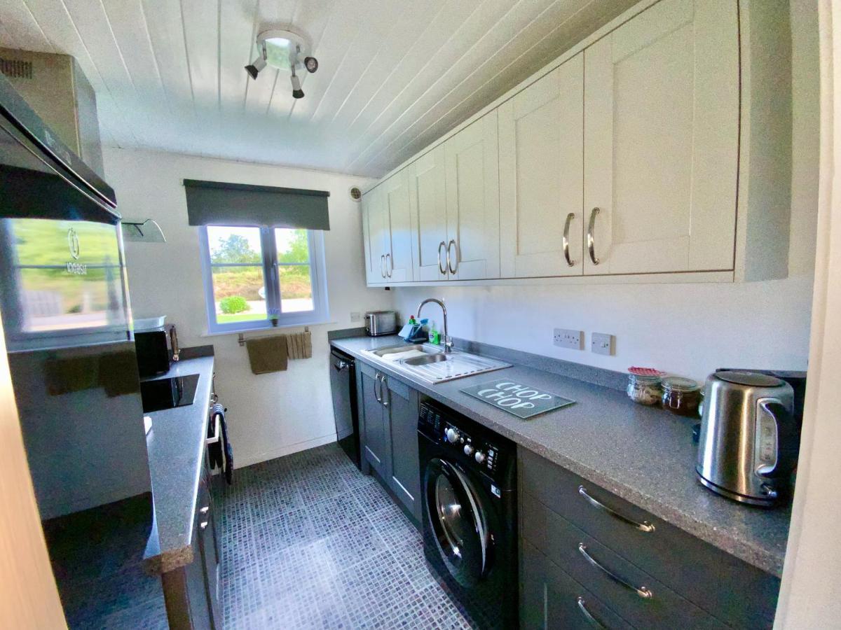 'That One' Our Cotswold Lakeside Lodge Cirencester Εξωτερικό φωτογραφία