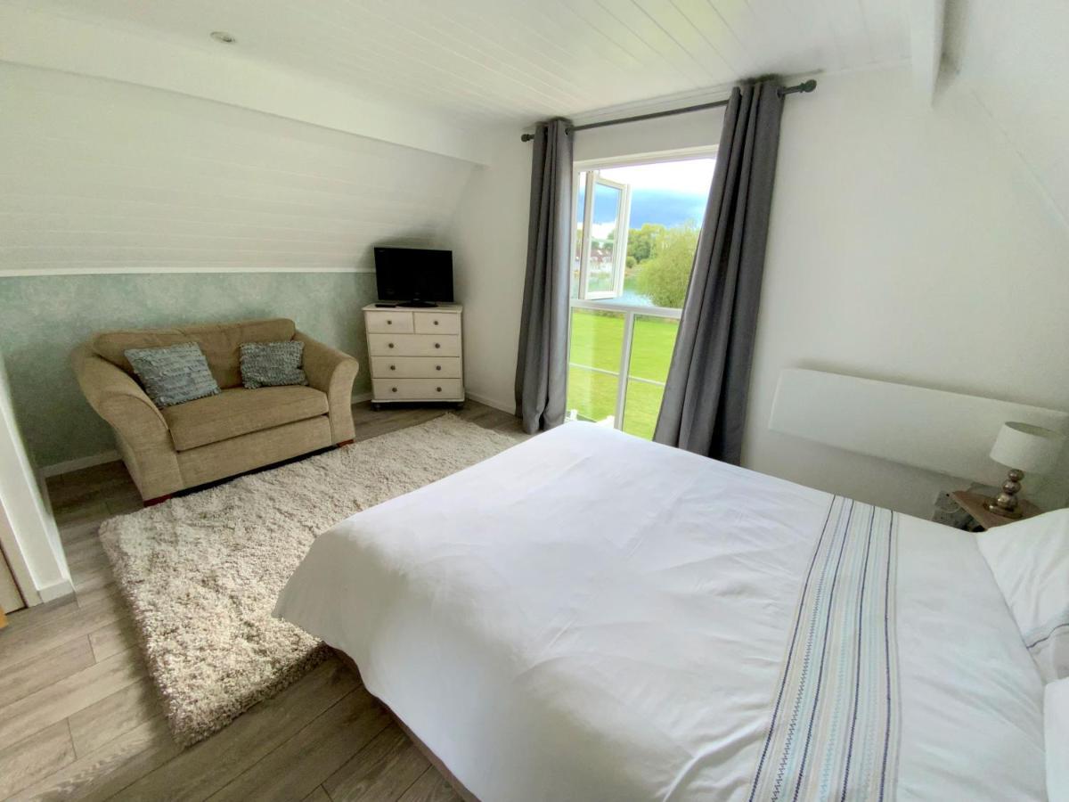 'That One' Our Cotswold Lakeside Lodge Cirencester Εξωτερικό φωτογραφία