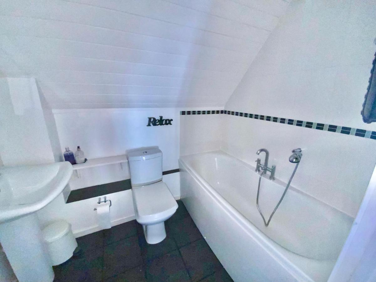 'That One' Our Cotswold Lakeside Lodge Cirencester Εξωτερικό φωτογραφία