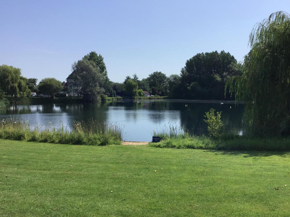 'That One' Our Cotswold Lakeside Lodge Cirencester Εξωτερικό φωτογραφία