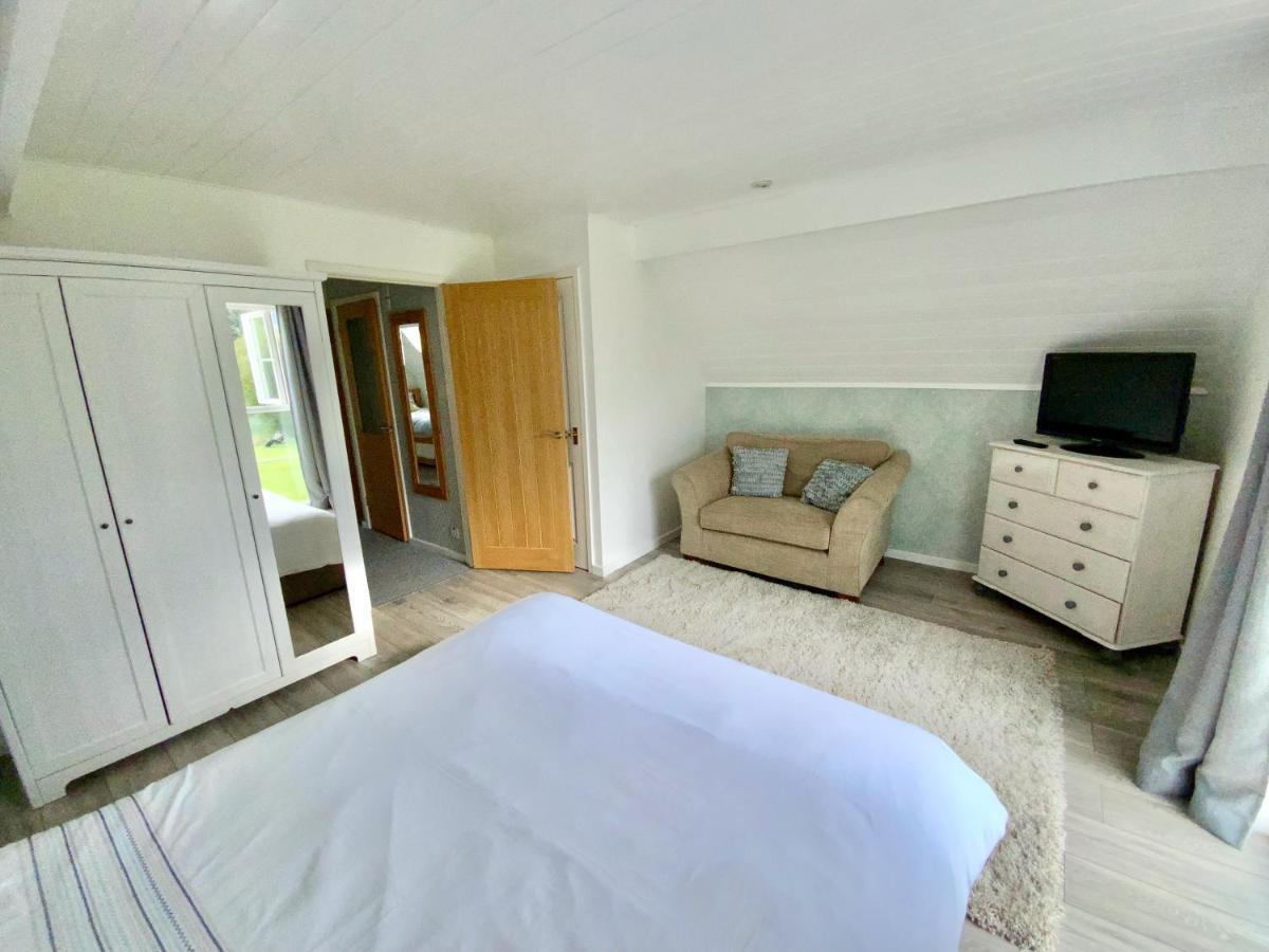 'That One' Our Cotswold Lakeside Lodge Cirencester Εξωτερικό φωτογραφία