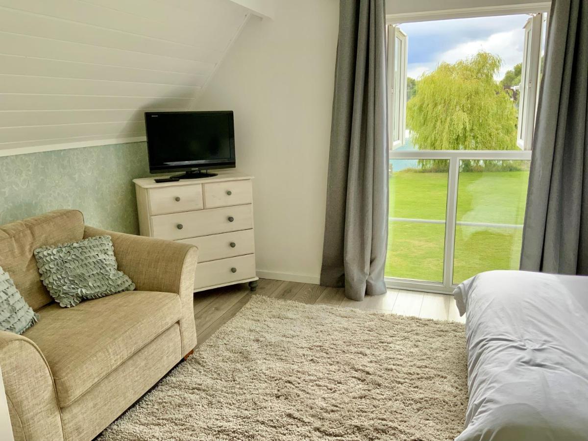 'That One' Our Cotswold Lakeside Lodge Cirencester Εξωτερικό φωτογραφία