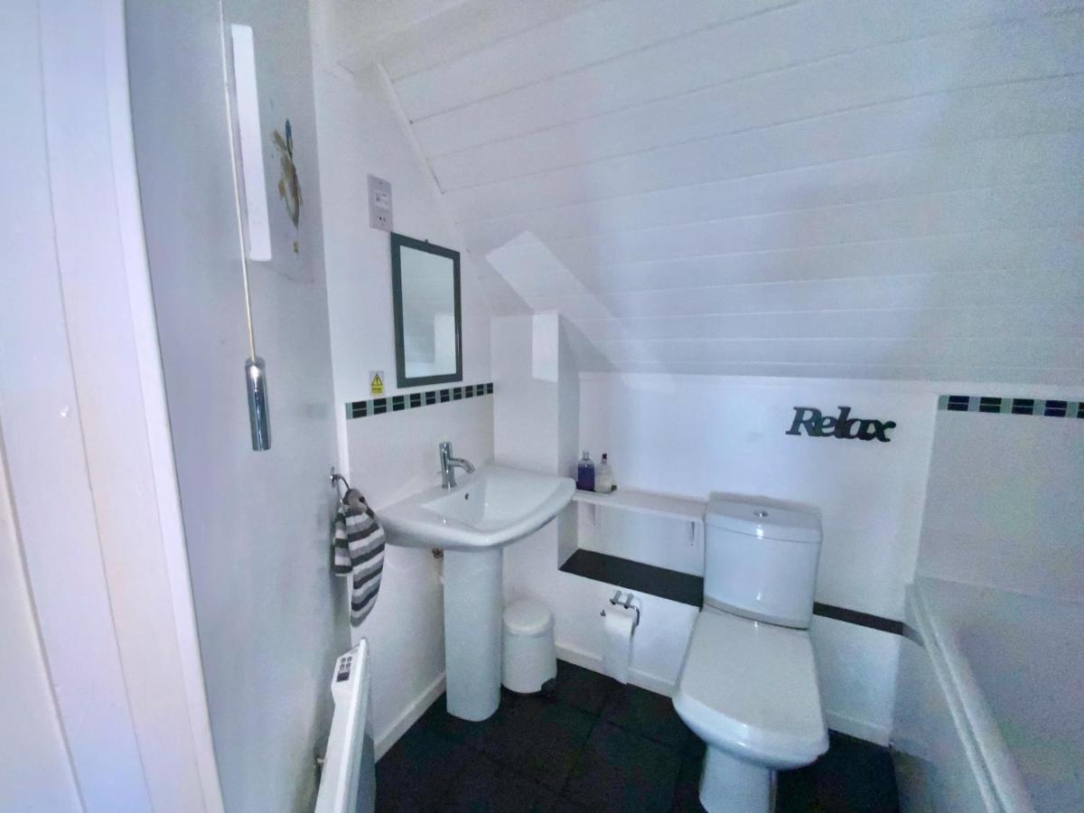 'That One' Our Cotswold Lakeside Lodge Cirencester Εξωτερικό φωτογραφία