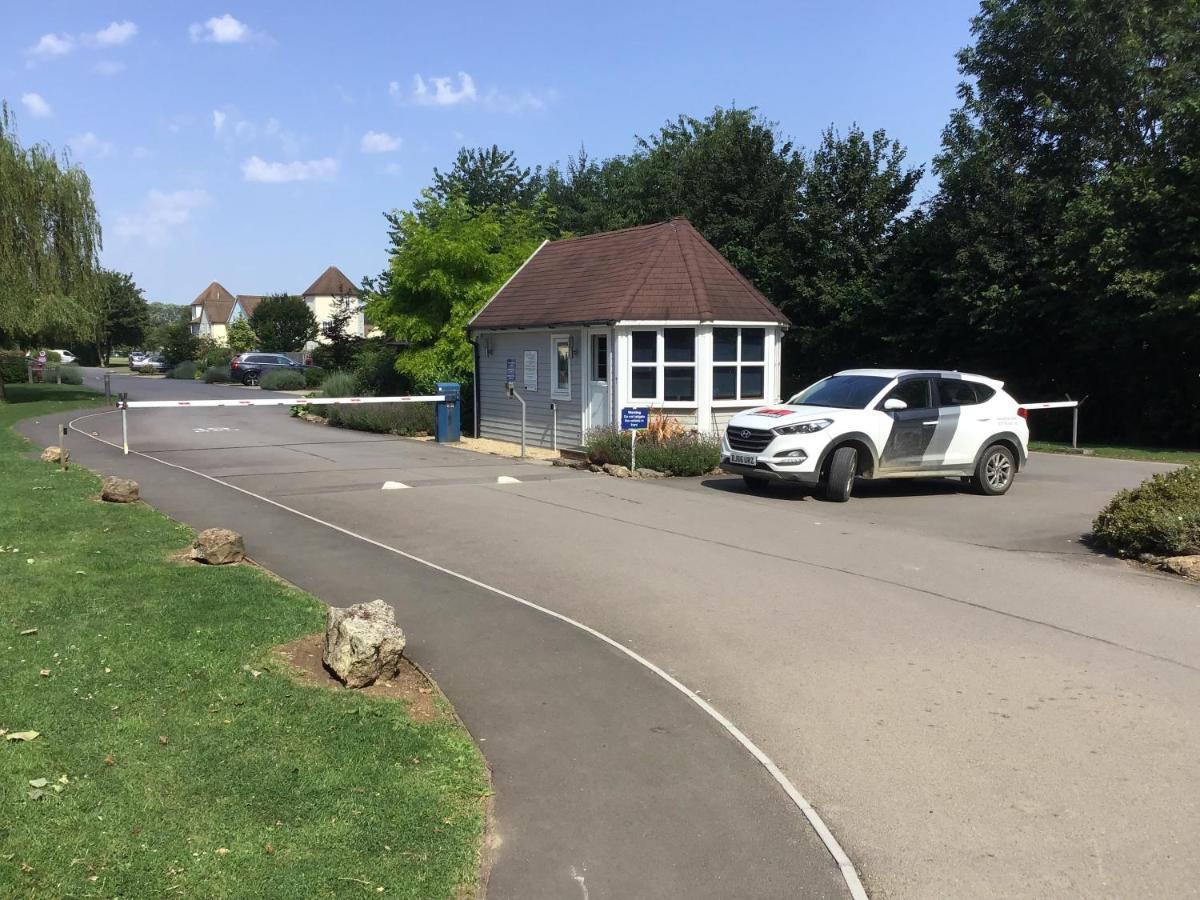 'That One' Our Cotswold Lakeside Lodge Cirencester Εξωτερικό φωτογραφία