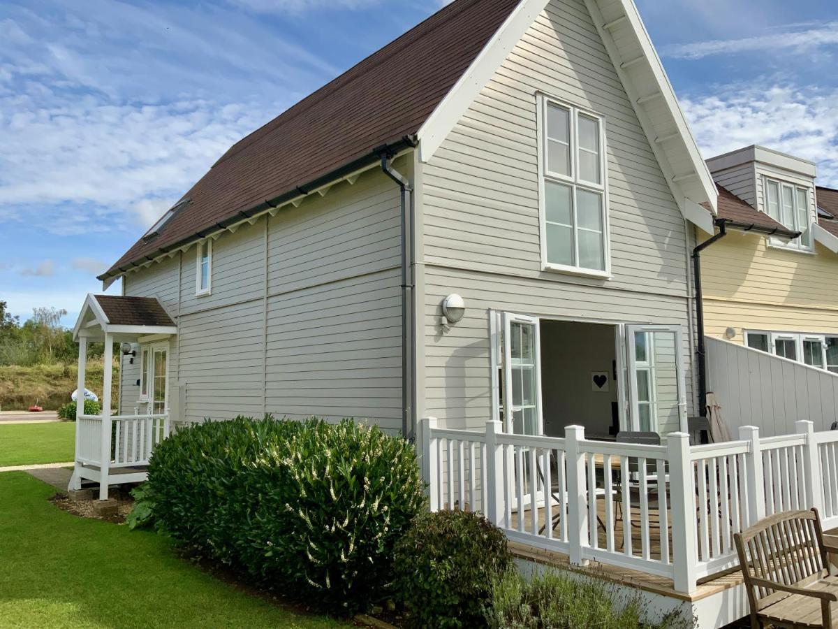 'That One' Our Cotswold Lakeside Lodge Cirencester Εξωτερικό φωτογραφία