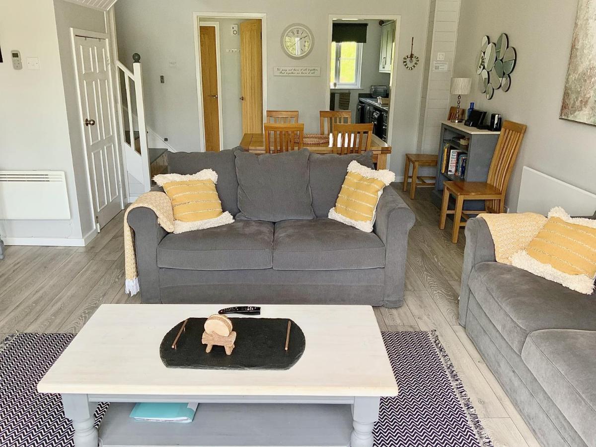 'That One' Our Cotswold Lakeside Lodge Cirencester Εξωτερικό φωτογραφία