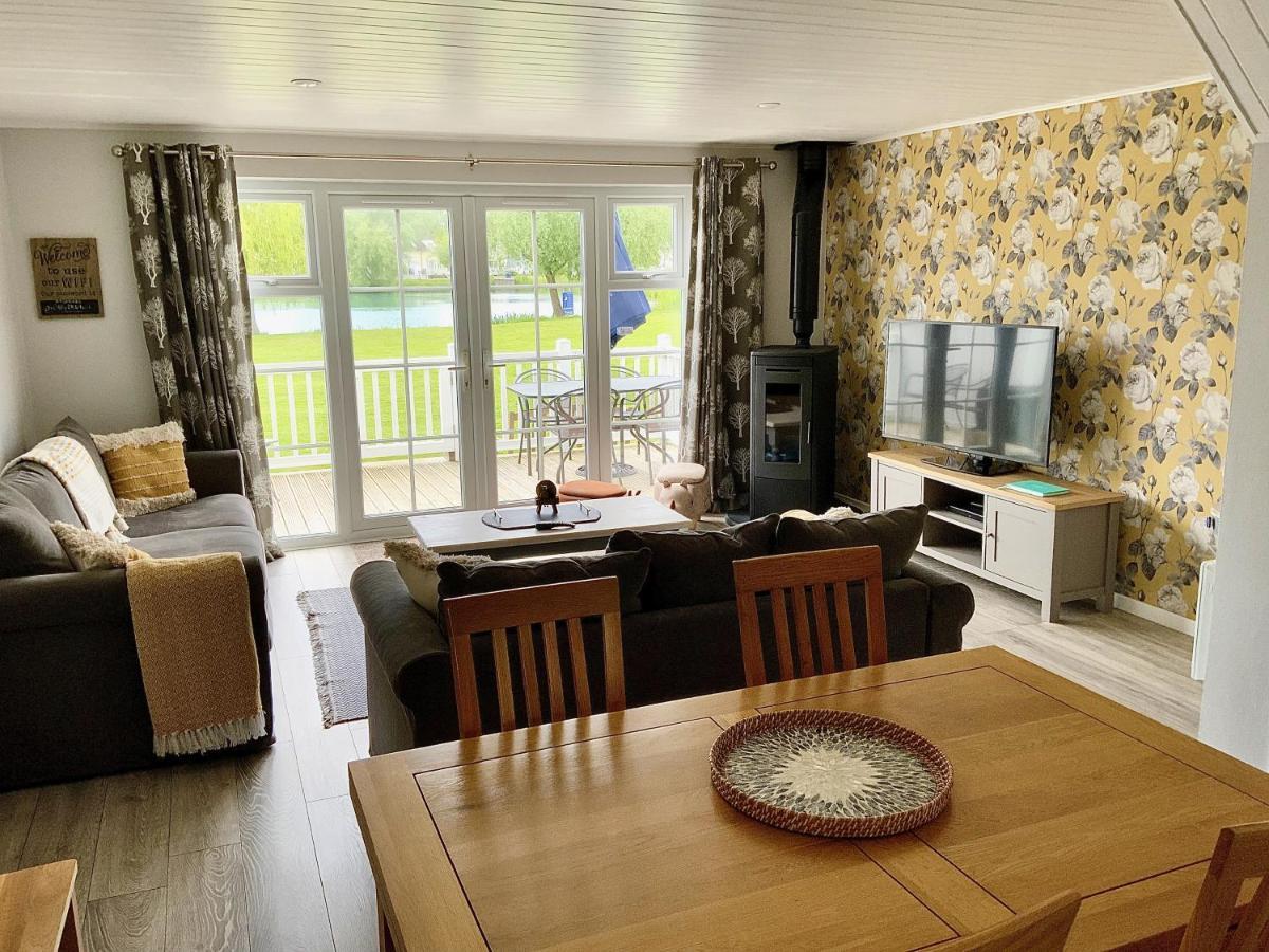 'That One' Our Cotswold Lakeside Lodge Cirencester Εξωτερικό φωτογραφία